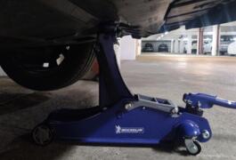 Location outil Cric hydraulique michelin rouleur 1,8t près de Puteaux