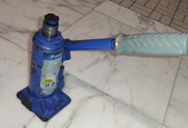 Location outil Cric hydraulique 3 tonnes - michelin près de Lyon 7e Arrondissement