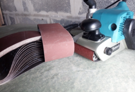 Location outil Ponceuse à bande pro makita 100mm près de Lille