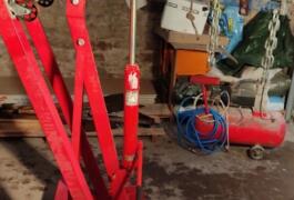 Location outil Chèvre / grue d'atelier près de Saint-Ségal