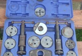 Location outil Coffret repousse piston pour plaquettes de frein près de Guitté