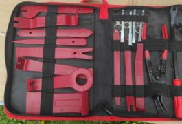 Location outil Set d'outils de démontage de garnitures auto/ autoradio près de Guitté