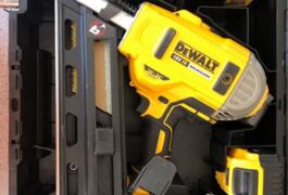 Location outil Cloueur sur batterie dewalt dcn692, 100% autonome, sans gaz, sans fil, sans compresseur près de Clermont-l'Hérault