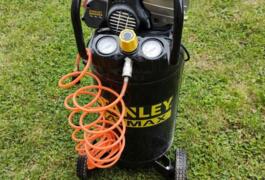 Location outil Compresseur vertical 30 litres près de Romagné