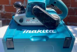 Location outil Ponceuse à bande électrique Makita près de Ablon-sur-Seine