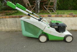 Location outil TONDEUSE A GAZON  Briggs &amp; stratton près de Châteaubourg