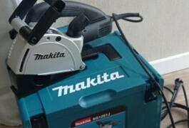 Location outil Rainureuse électrique Makita près de Puymoyen