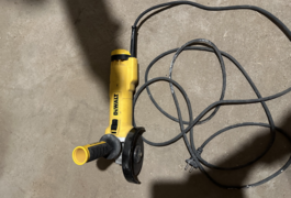 Location outil Meuleuse électrique Dewalt près de Garennes-sur-Eure