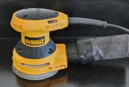 Location outil Ponceuse excentrique électrique Dewalt près de Le Neubourg