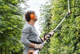 Location outil Taille haie Stihl légère sur perche thermique (avec adaptation de tronçonneuse)  Stihl près de Saint-Gilles
