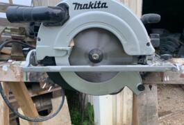 Location outil Scie circulaire à bois électrique Makita près de Chanoz-Châtenay