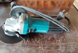 Location outil Meuleuse électrique Makita près de Tourzel-Ronzières