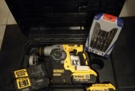 Location outil Perforateur à percussion électrique Dewalt près de Grandchamp-des-Fontaines