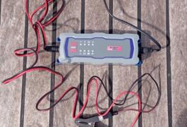 Location outil Chargeur de batterie électrique près de Plougonvelin