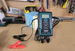 Location outil Chargeur de batterie électrique près de Lanrivoaré