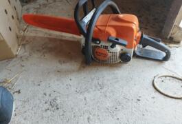 Location outil Tronçonneuse à bois Thermique Stihl près de Saint-Romain-le-Puy