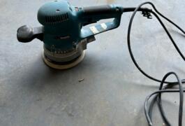 Location outil Ponceuse excentrique électrique Makita près de Lannebert