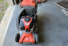 Location outil Tondeuse à gazon  Husqvarna près de Lannebert