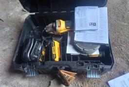 Location outil Meuleuse à batteries  Dewalt près de Châteauneuf