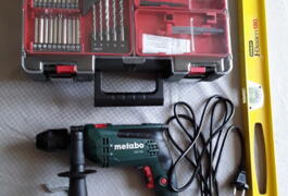 Location outil Perceuse électrique Metabo près de Saint-Cyr-l'École