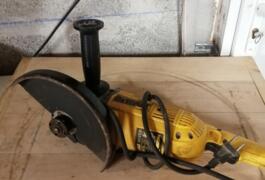 Location outil Meuleuse 230mm Dewalt près de Réguiny