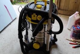 Location outil Aspirateur eau poussière électrique près de Pruniers-en-Sologne