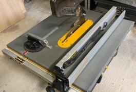 Location outil Scie sur table électrique Dewalt près de Ver-sur-Launette