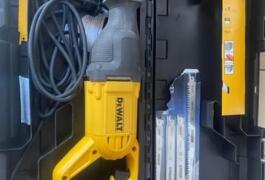 Location outil Scie sabre électrique Dewalt près de Bourg-en-Bresse