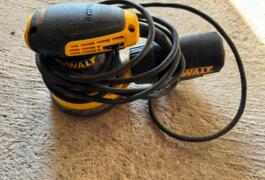 Location outil Ponceuse électrique Dewalt près de Bourg-en-Bresse