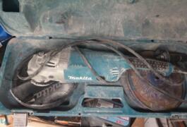 Location outil Meuleuse disqueuse 230mm Makita près de Seiches-sur-le-Loir