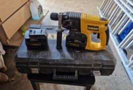 Location outil Perforateur burineur électrique Dewalt près de Chenay