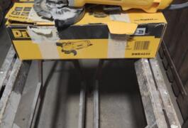 Location outil Meuleuse disqueuse électrique Dewalt près de Paris