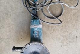 Location outil Disqueuse diamant électrique Makita près de Cellieu