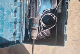 Location outil Marteau piqueur électrique Makita près de Cellieu