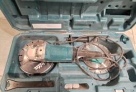 Location outil Meuleuse disqueuse 230mm Makita près de Saint-Brieuc