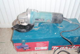 Location outil Meuleuse électrique Makita près de Irvillac