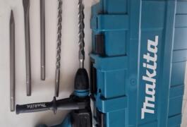 Location outil Burineur perforateur électrique Makita près de Échay