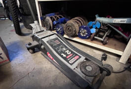 Location outil Cric rouleur Hydraulique près de Non renseignée