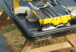 Location outil Coupe carreaux électrique Dewalt près de Reyniès