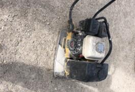 Location outil Plaque vibrantes  Honda près de Pliboux