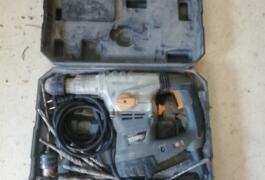 Location outil Perceuse - perforateur -burineur  PRO  Makita près de Bischwihr