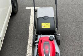 Location outil Tondeuse à gazon Thermique Honda près de Plouzané