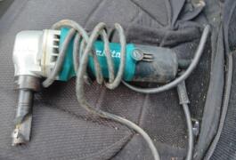 Location outil Grignoteuse bac acier  Makita près de Elven