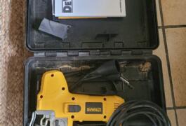 Location outil Scie sauteuse Filaire Dewalt près de Legé