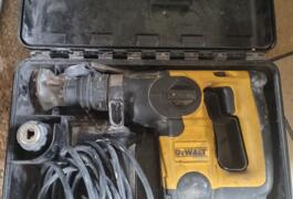Location outil Perceuse à percussion électrique Dewalt près de Legé