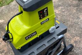 Location outil Broyeur de végetaux électrique Ryobi près de Kervignac