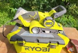 Location outil Ponceuse à bande électrique Ryobi près de Hyères