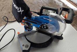 Location outil Scie à onglet électrique près de Non renseignée