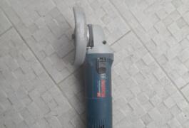 Location outil Découpeuse à disque électrique Bosch près de Égly