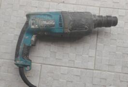 Location outil Perforateur à percussion électrique Makita près de Égly